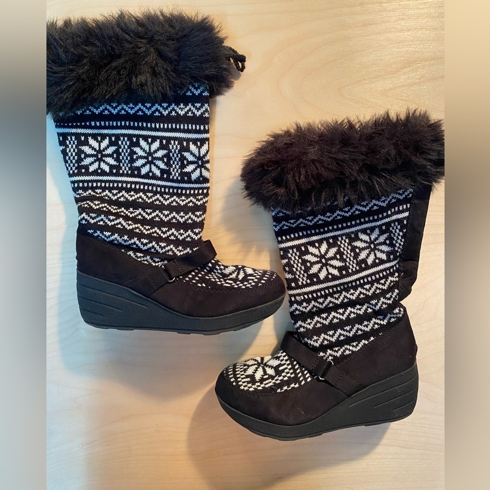 Red Camel Summit Black White Knit Snowflake Wedge Boot size 8M (GO)
